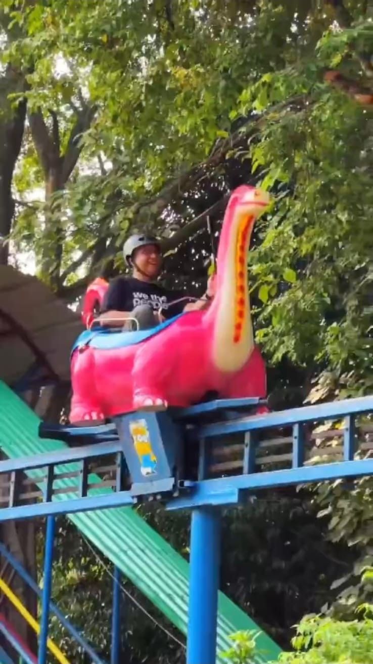 Jadi Pengangguran, Anies Jalan2 ke Ragunan Beri Makan Jerapah & Naik Dinosaurus