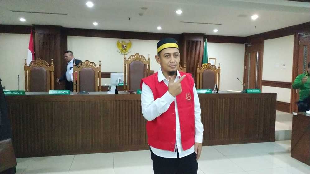 Sidang Perdana, Terdakwa Hoaks 7 Kontainer Surat Suara Tercoblos Pose Dua Jari