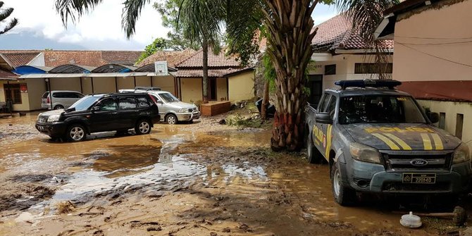 Aher Minta Hentikan Penebangan Hutan di Garut