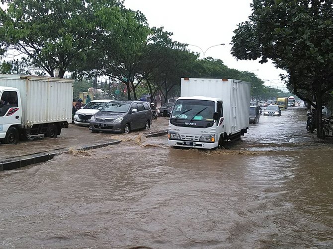 'Jurus ngeles' Ridwan Kamil kawasan Gedebage masih diterjang banjir