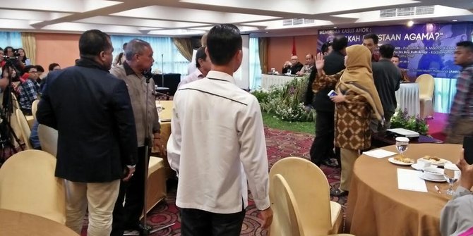 Di acara diskusi soal kasus Ahok, jubir FPI Munarman &amp; peserta ribut