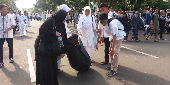 Dinas Kebersihan DKI Kumpulkan 75 Ton Sampah Sisa Demo 4 November