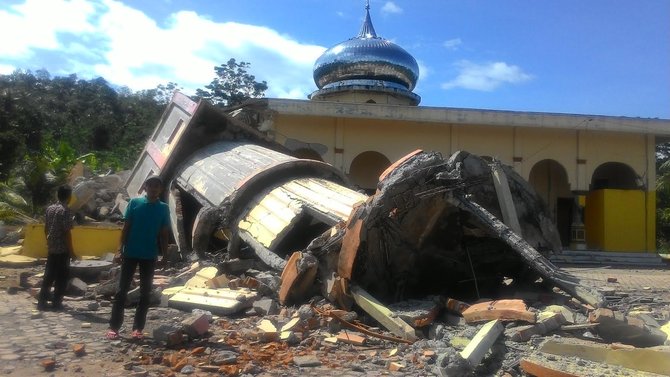 Detik-detik mencekam saat masjid di Pidie Jaya roboh akibat gempa