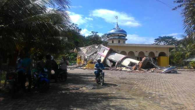 Detik-detik mencekam saat masjid di Pidie Jaya roboh akibat gempa