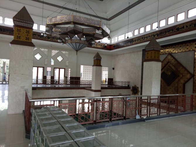 Membandingkan biaya pembangunan masjid Balaikota dan Walkot Jakpus