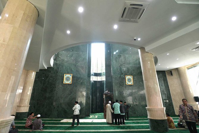 Membandingkan biaya pembangunan masjid Balaikota dan Walkot Jakpus