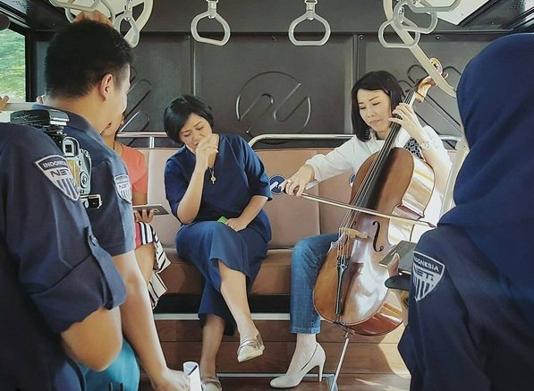 Mahirnya istri Ahok main alat musik cello di TransJakarta