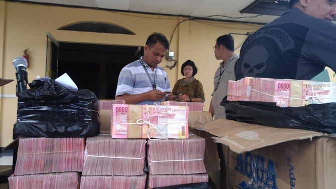 Bongkar pungli peti kemas Palaran, polisi sita dus isi uang Rp 6,1 M