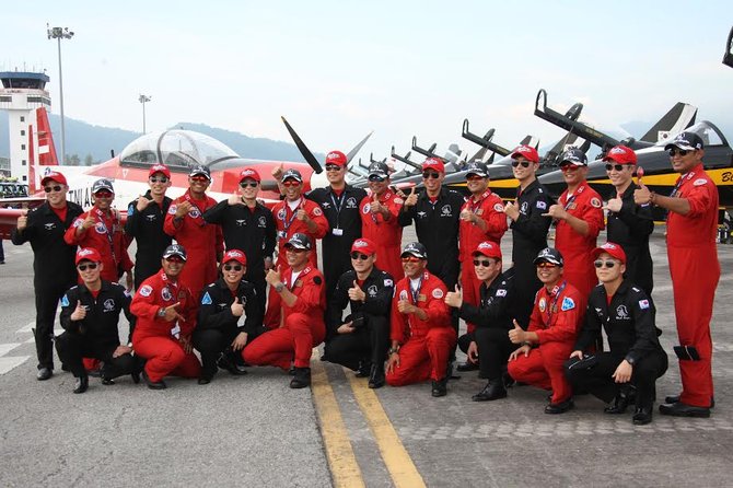Aksi keren The Jupiter TNI AU & Black Eagle di langit Malaysia