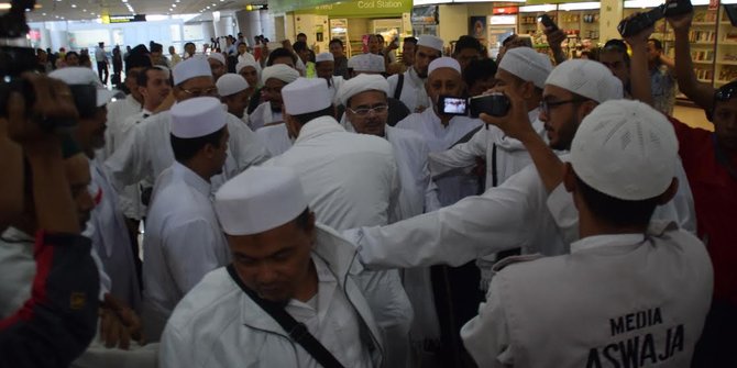 Ratusan anggota FPI kawal ketat kedatangan Rizieq di Surabaya