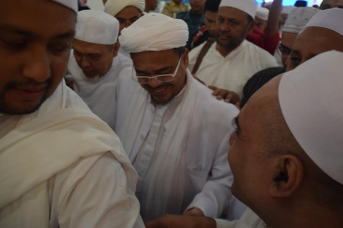 Ratusan anggota FPI kawal ketat kedatangan Rizieq di Surabaya