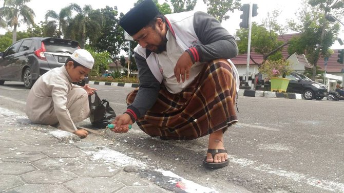 Usai salat Jumat, Said dan anaknya bersihkan lilin bekas aksi Ahok