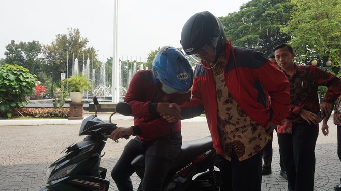 Usai dampingi Jokowi, Anies naik ojek ke Balai Kota