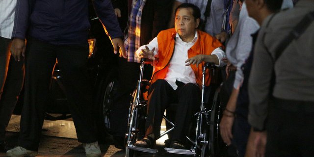 Duduk di kursi roda &amp; pakai rompi oranye, ini ekspresi Setnov saat jadi tahanan KPK
