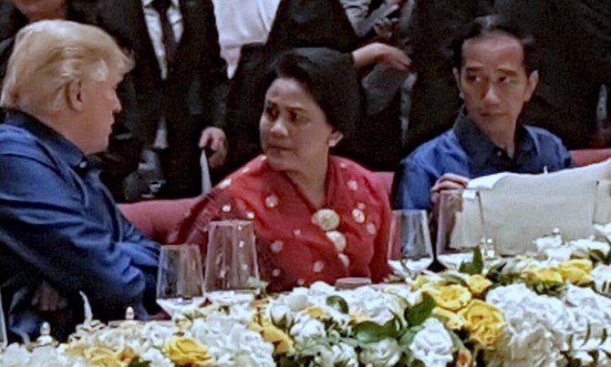 Trump ajak Iriana berbincang saat makan malam, Jokowi bilang 'Saya lihatin terus'