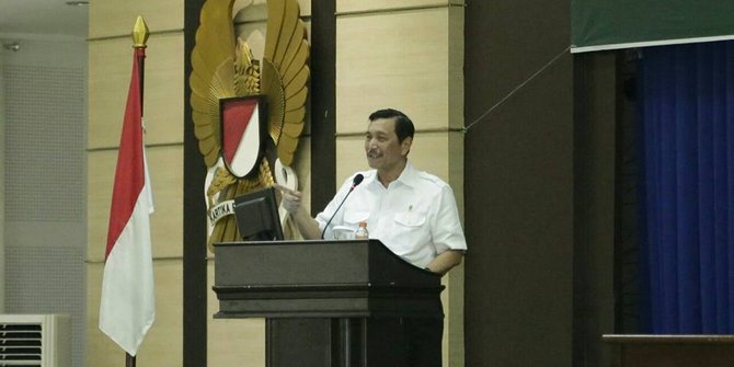 Menteri Luhut naik helikopter ke UI