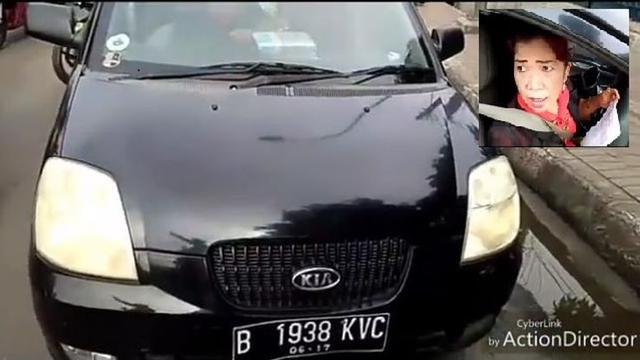 Hendak ditilang, ibu-ibu ini keluarkan jurus api