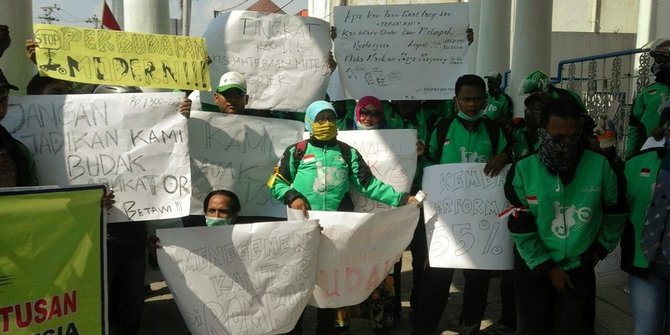 Ratusan ojek online 'Betawi' di Tegal demo tuntut kenaikan tarif