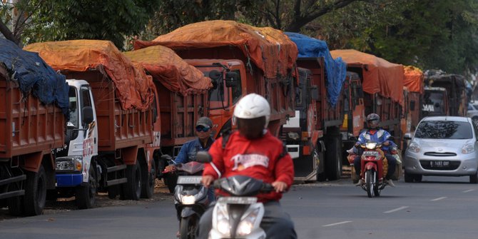 Pemkab Bekasi tahan puluhan truk sampai milik Pemprov DKI