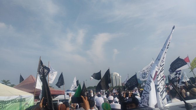 Peserta Reuni 212 Teriak Takbir Saat Lihat Awan Mirip Lafaz Allah di Monas