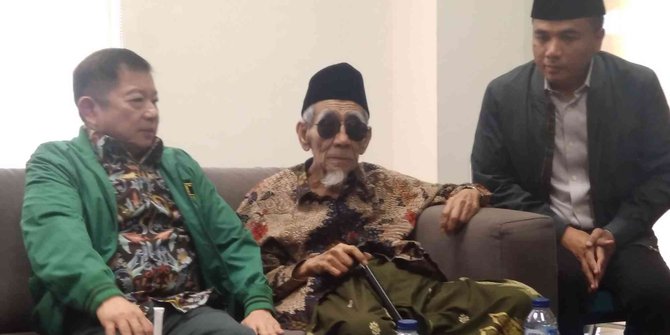 Mbah Moen Datangi DPP PPP, Bahas Posisi Romahurmuziy Sebagai Ketum