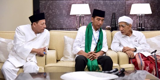 tasbih-habib-luthfi-dan-sorban-hijau-mbah-moen-untuk-jokowi