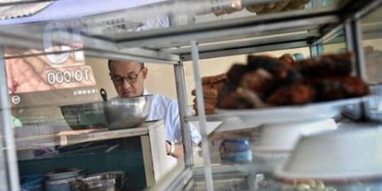 foto-foto-gemarnya-anies-baswedan-makan-di-warteg