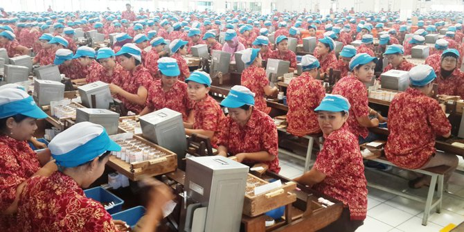 pemerintah-diminta-lindungi-pekerja-pabrik-rokok-kecil-dari-ancaman-phk