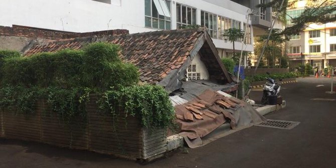 rumah-usang-di-halaman-belakang-apartemen-thamrin-residence