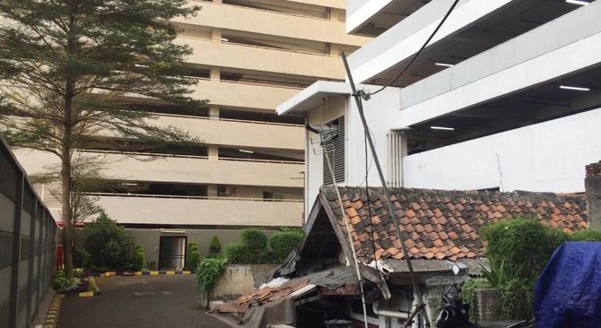 Rumah Usang di Halaman Belakang Apartemen Thamrin Residence