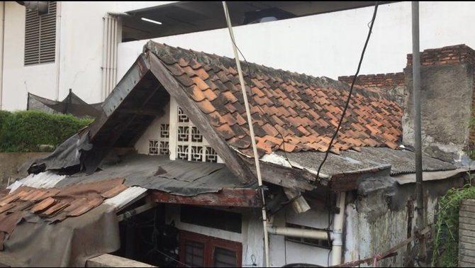 Rumah Usang di Halaman Belakang Apartemen Thamrin Residence