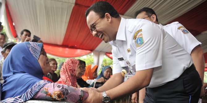 gubernur-anies-serahkan-beasiswa-kjmu-untuk-5061-mahasiswa-jakarta