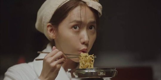 Kepo Dengan Kebiasaan Orang Korea Yang Makan Mie Langsung di Panci
