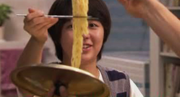 Kepo Dengan Kebiasaan Orang Korea Yang Makan Mie Langsung di Panci