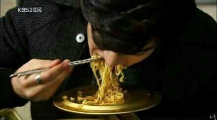 Kepo Dengan Kebiasaan Orang Korea Yang Makan Mie Langsung di Panci
