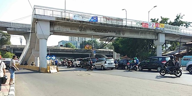 Menengok JPO yang Ada di Tengah Jalan Dewi Sartika