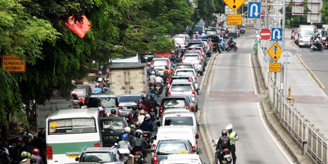 polisi-sebut-truk-brimob-lawan-arah-di-busway-kantongi-izin-dan-tak-disanksi