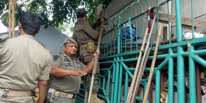 satpol-pp-tertibkan-pkl-di-trotoar-jalan-senen-raya