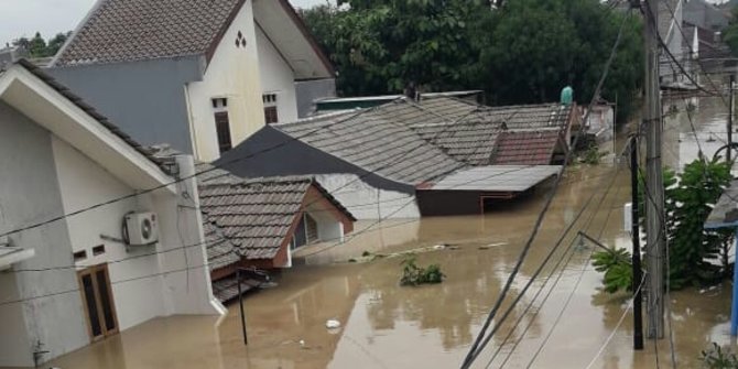banjir-di-bekasi-sampai-atap-rumah-warga-butuh-perahu-karet