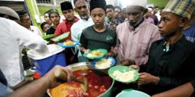 mengintip-keunikan-buka-puasa-ala-india-di-masjid-ghaudiyah-medan