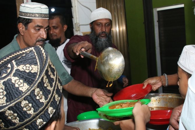 Mengintip Keunikan Buka Puasa ala India di Masjid Ghaudiyah Medan