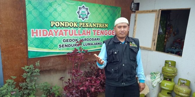 Rumah dan Pesantrennya Rusak Kena Angin, Kisah Ustaz Para Mualaf Ini Bikin Haru
