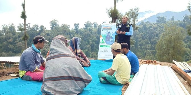 Rumah dan Pesantrennya Rusak Kena Angin, Kisah Ustaz Para Mualaf Ini Bikin Haru