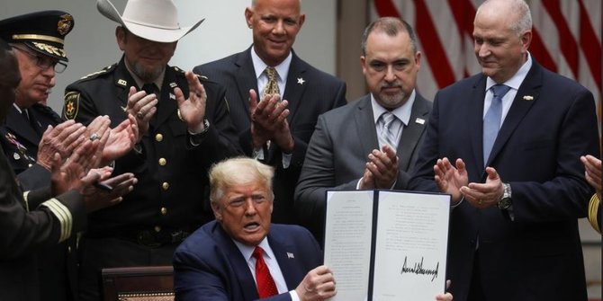 setelah-tiktok-trump-tandatangani-perpres-larangan-transaksi-dengan-8-aplikasi-china