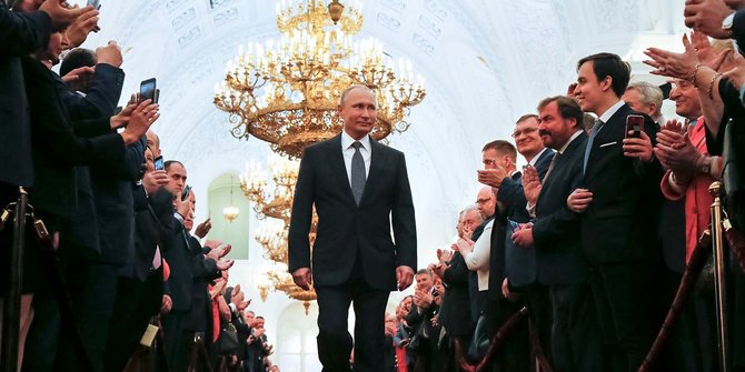 vladimir-putin-sahkan-uu-yang-beri-dia-peluang-tetap-berkuasa-sampai-2036