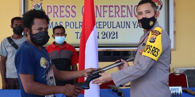 5-anggota-kkb-kepulauan-yapen-papua-serahkan-diri-dan-4-pucuk-senjata-serta-amunisi