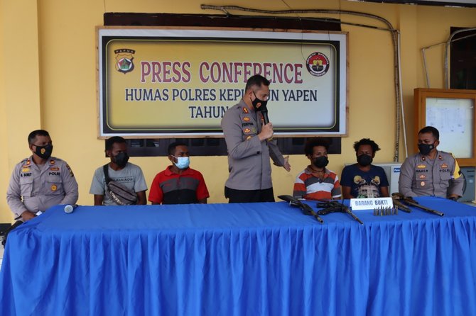 5 Anggota KKB Kepulauan Yapen Papua Serahkan Diri dan 4 Pucuk Senjata serta Amunisi