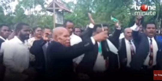 Tak Percaya Corona &amp; Vaksin, Jemaat &amp; Pendeta Puluhan Gereja di Papua Bakar Masker