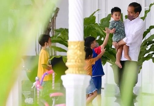 Potret Keseruan Jokowi Naik Delman dengan Cucunya, Sandal Dipakai Bikin Salfok