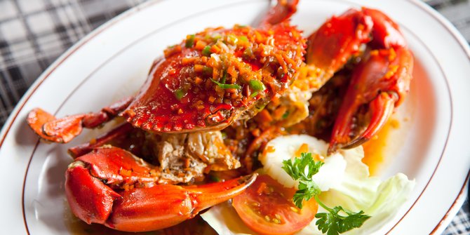 Kesal Putrinya Dicapit, Pria China Nekat Makan Kepiting Hidup-Hidup